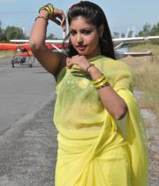 komal-jha-latest-saree-photos-14