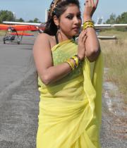 komal-jha-latest-saree-photos-17