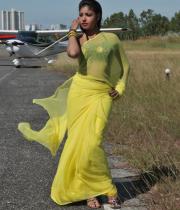 komal-jha-latest-saree-photos-19