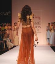 shilpa-reddy-ramp-walk-at-lakme-fashion-week-15