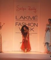 shilpa-reddy-ramp-walk-at-lakme-fashion-week-17