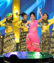shriya-dance-performance-at-mirchi-music-awards-2012-6
