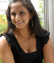 aasheeka-hot-cleavage-pics-in-black-dress-02