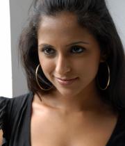 aasheeka-hot-cleavage-pics-in-black-dress-10