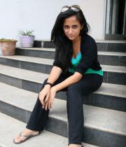 aasheeka-hot-pictures-in-black-jeans-01
