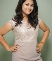 actress-pooja-latest-photo-stills-15