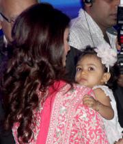 aiswarya-rai-daughter-aaradhya-stills-03