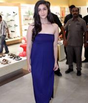 alia-bhatt-launches-indias-largest-bata-store-10