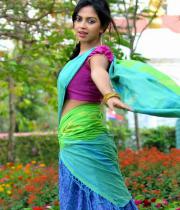 amala-paual-navel-showing-photos-1