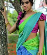 amala-paual-navel-showing-photos-12
