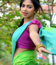 amala-paual-navel-showing-photos-13