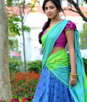 amala-paual-navel-showing-photos-15