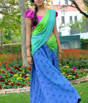 amala-paual-navel-showing-photos-17