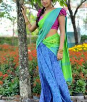 amala-paual-navel-showing-photos-19