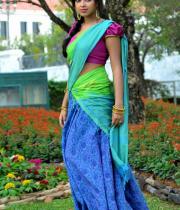 amala-paual-navel-showing-photos-20