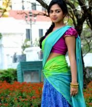 amala-paual-navel-showing-photos-6