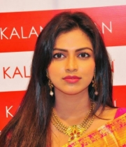 amala-paul-hot-in-saree-8