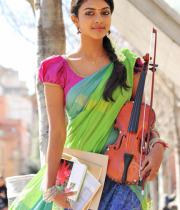 amala-paul-hot-stills-in-iddarammayilatho-01