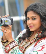 amala-paul-hot-stills-in-iddarammayilatho-04