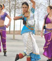 amala-paul-hot-stills-in-iddarammayilatho-05