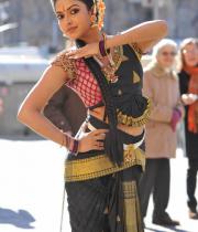amala-paul-hot-stills-in-iddarammayilatho-08