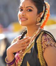 amala-paul-hot-stills-in-iddarammayilatho-10