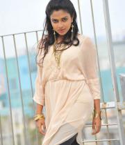 amala-paul-hot-stills-in-iddarammayilatho-12