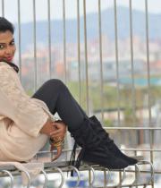 amala-paul-hot-stills-in-iddarammayilatho-14