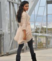 amala-paul-hot-stills-in-iddarammayilatho-15