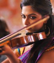 amala-paul-hot-stills-in-iddarammayilatho-17