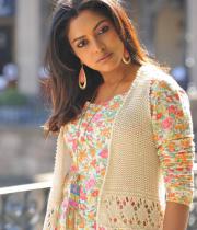 amala-paul-hot-stills-in-iddarammayilatho-18