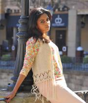 amala-paul-hot-stills-in-iddarammayilatho-19
