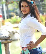 amala-paul-hot-stills-in-iddarammayilatho-21