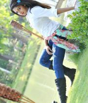 amala-paul-hot-stills-in-iddarammayilatho-22