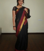 anjali-beautiful-photo-stills-in-black-saree-18
