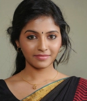 anjali-beautiful-photo-stills-in-black-saree-31