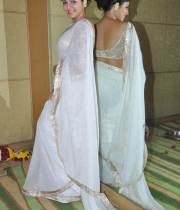 anjali-latest-stills-in-white-sari-15