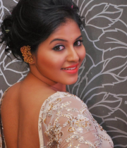 anjali-latest-stills-in-white-sari-27