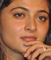 anushka-latest-hot-stills-18
