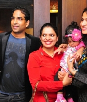 anushka-dinner-with-her-family-1