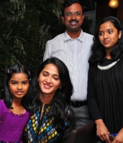 anushka-dinner-with-her-family-10