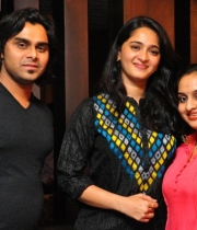 anushka-dinner-with-her-family-12