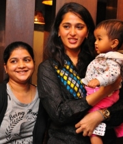 anushka-dinner-with-her-family-2