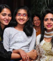 anushka-dinner-with-her-family-3