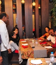 anushka-dinner-with-her-family-8