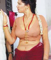 bhuvaneswari_spicy_navel_show-in_saree-13
