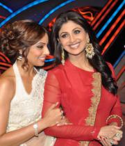 bipasha-basu-promoting-aatmamovie-on-nach-baliye-14