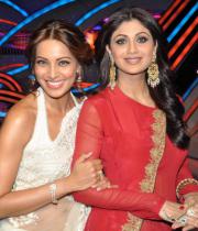 bipasha-basu-promoting-aatmamovie-on-nach-baliye-17