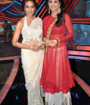 bipasha-basu-promoting-aatmamovie-on-nach-baliye-2