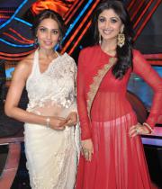 bipasha-basu-promoting-aatmamovie-on-nach-baliye-6